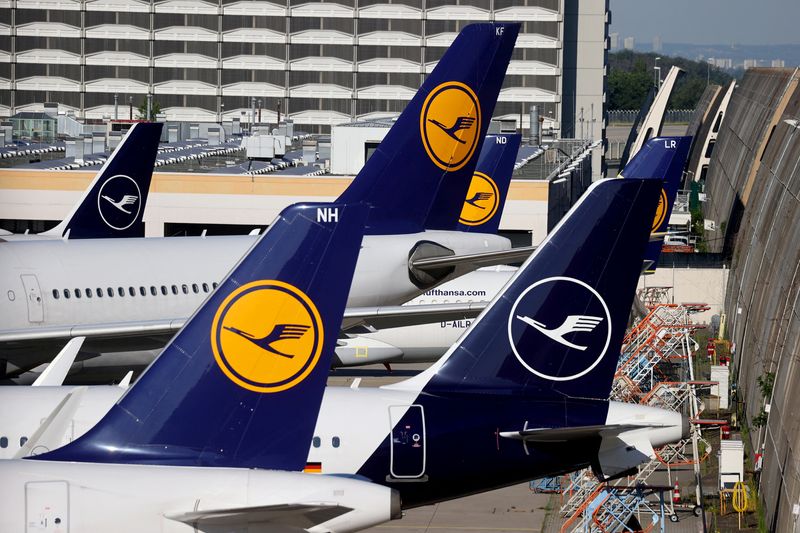 Lufthansa shares fall 3.6% after news on board reshuffle